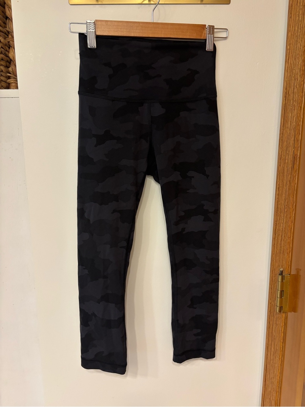 Lululemon cropped camo leggings. Size 4.